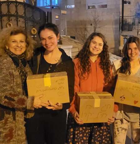 Entrega de mishlojei manot, a jaialot bodedot