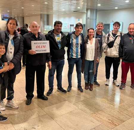 Nahum recibiendo olim en el aeropuerto