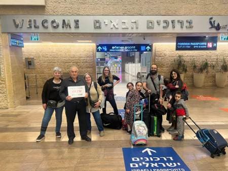 Naum recibiendo olim en el aeropuerto