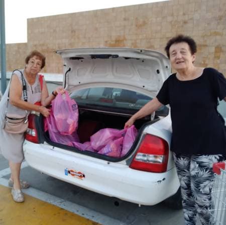 Voluntarios de Olei Kfar Sava llevando compras efectuadas para los soldados