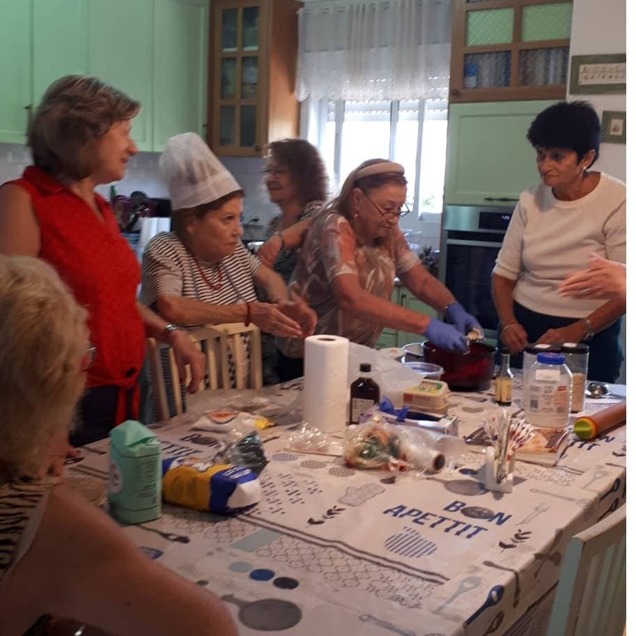 Voluntarias de Olei Modiin, agasajan a los jovenes voluntarios, que durante muchas horas al dia, arman cajas,para los soldados en el Centro de Ayuda de Modiin.
              Las javerot de la filial hornearon galletitas caseras, y las repartieron, recibiendo muchos aplausos de todos los que ahi se encontraban
              Olei presente!