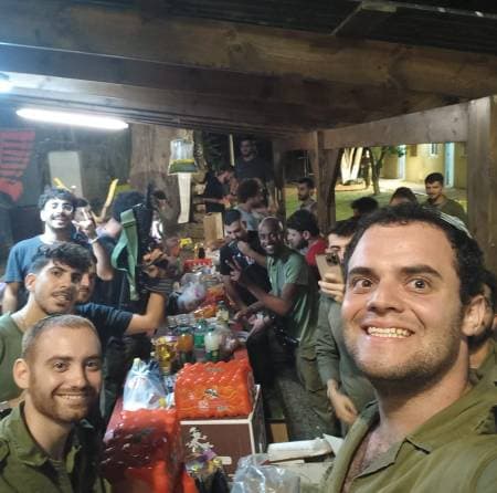 Soldados recibiendo donaciones de los voluntarios de Olei Naharia