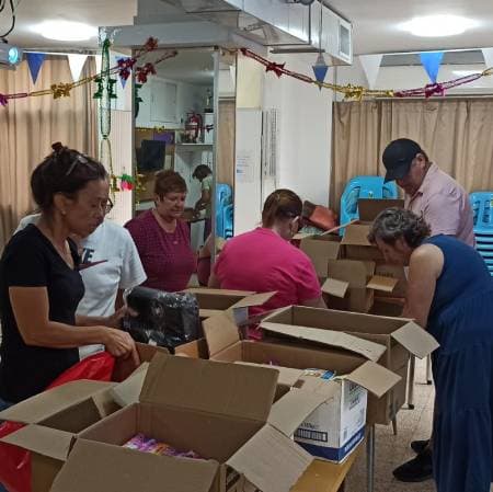 Voluntarios de Olei Netanya empaquetando donaciones para los soldados