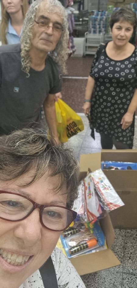 Los amigos de Kiriat Bialik preparando las donaciones