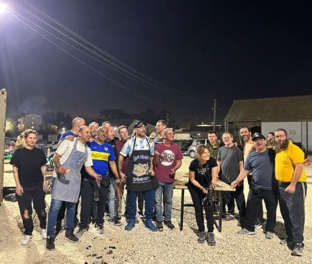 Los amigos de Kiriat Shmuel  con los "jaialim del asado" listos para preparar el asado