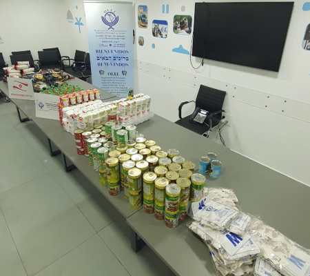 Reparto de comestible a soldados solos sin familia en israel y familias necesitadas en colaboración con Keren Hayesod