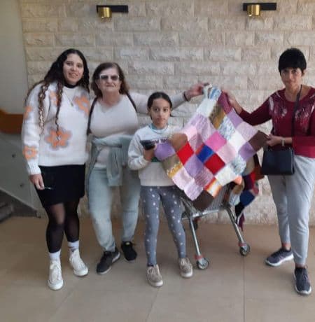 Entrega de frazadas a desplazados del sur
