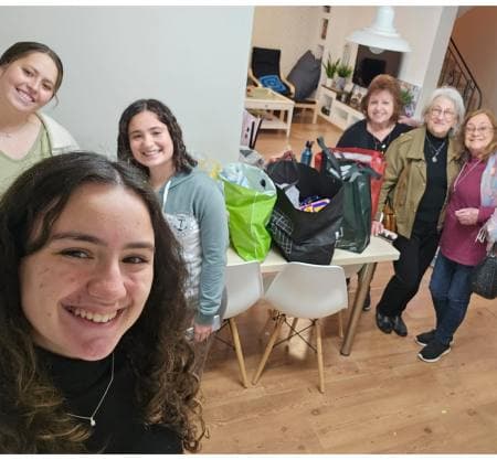 Entregando donaciones a soldadas