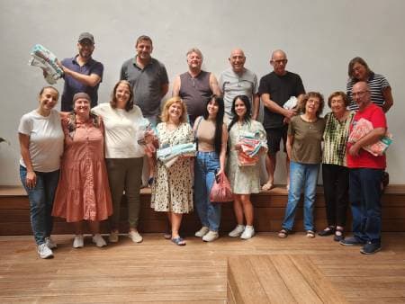 Entregando donaciones a olim del Merkaz Klita