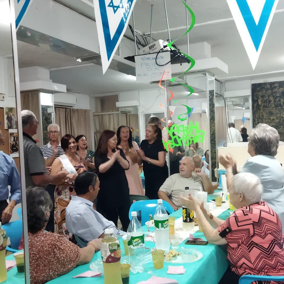 Solos y solas festejando cumpleaños