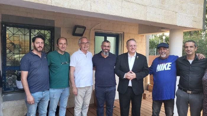 Yaakov Hagoel presidente de OSU, el intendente de Harish Itzhak Keshet y voluntarios de la OLEI
