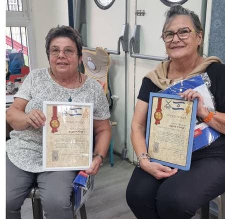 Recibimiento de certificado agradeciendo a sus tejedoras