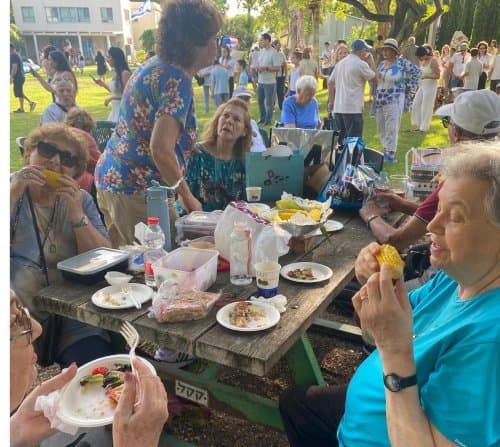 Festejamos Shavuot en el kibutz Hajotrim . Buen comienzo