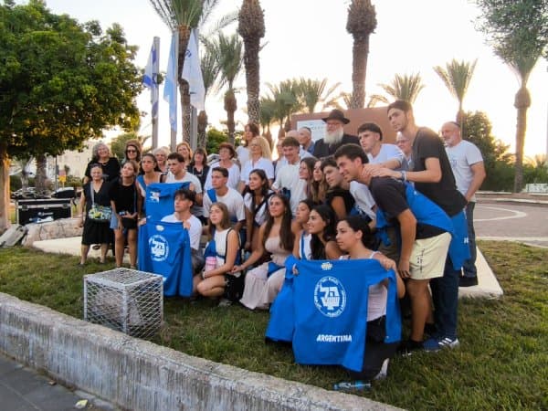 Jovenes de Hejalutz Lamerjav en el acto en Krayot