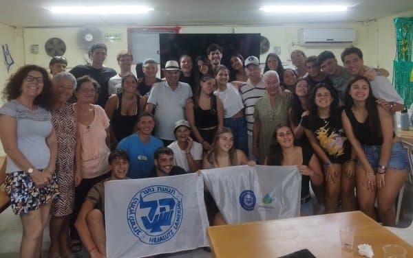Los jovenes de tnuot noar en la filial Eilat