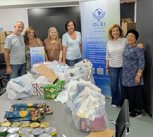 Entregando donaciones por Rosh Hashana a olim jadashim