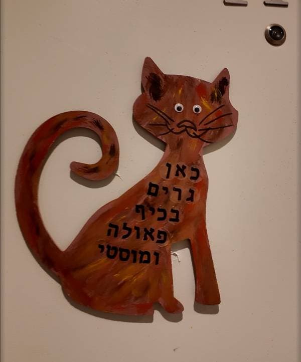 Leyenda: Aquí vivimos felices Paula y Mosti