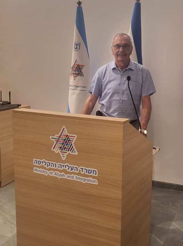 Mario Lev en el Ministerio de Aliá y Klitá, presentando ante sus directores los proyectos impulsados por OLEI