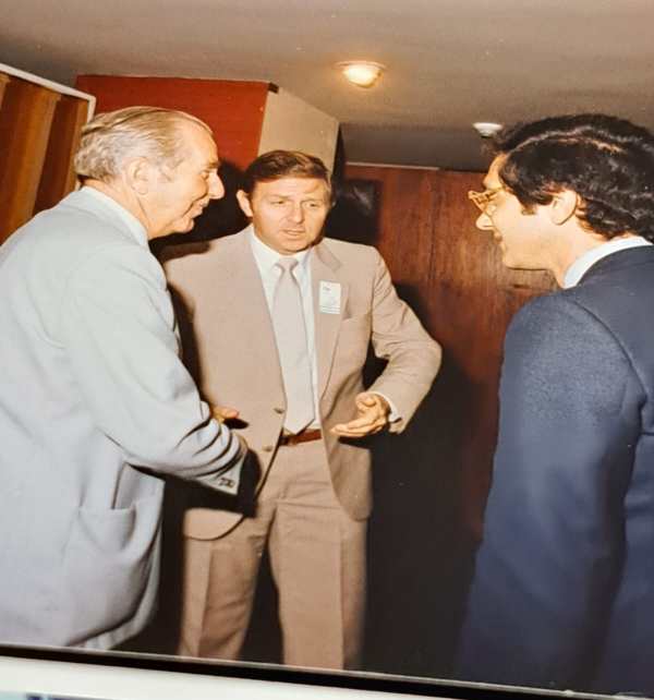 Mario Lev, a la derecha, junto a Jaime “Jaim” Aron Z”L, exembajador de Israel en Colombia y luego director del Departamento de Aliá y Absorción de la Agencia Judía. A la izquierda, Jaim Herzog Z”L, sexto presidente de Israel y padre del actual presidente, Isaac Herzog.