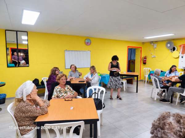Encuentro de preguntas y respuestas organizado por Sandra, con entrega de premios y celebración del cumpleaños de Adela