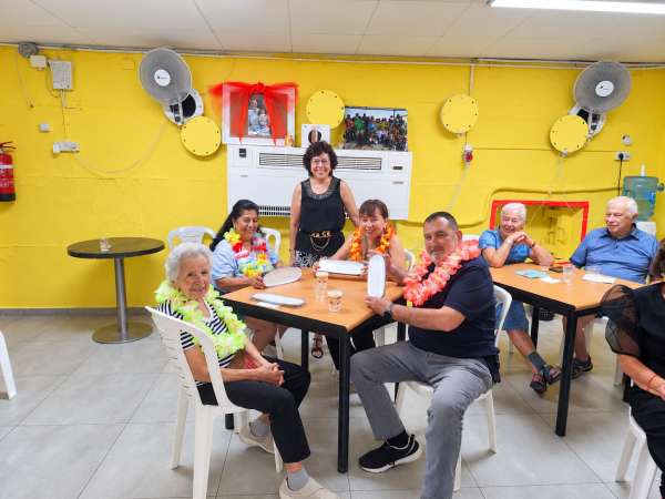 Encuentro de preguntas y respuestas organizado por Sandra, con entrega de premios y celebración del cumpleaños de Adela