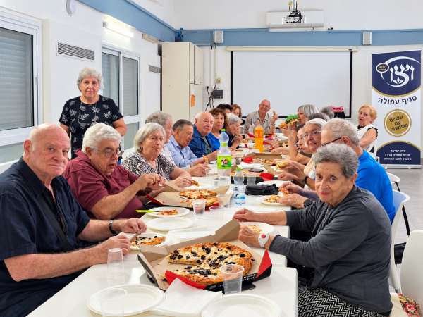Una tarde de bingo, pizza y buena compañía entre socios