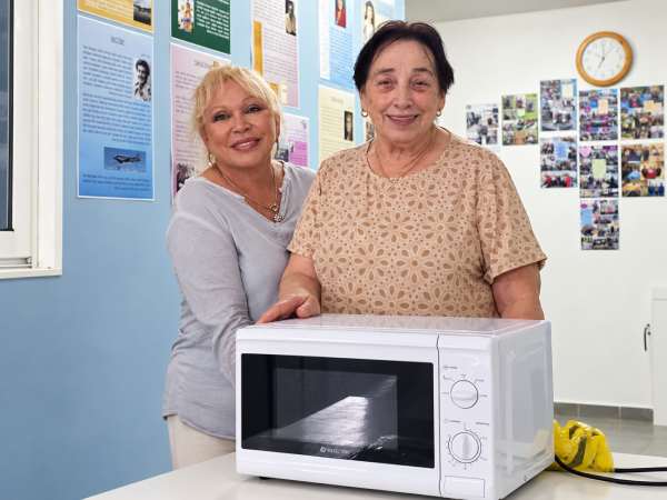 Lidia Strallnicoff, ganadora del microondas donado por los socios Gladys y José Petasne