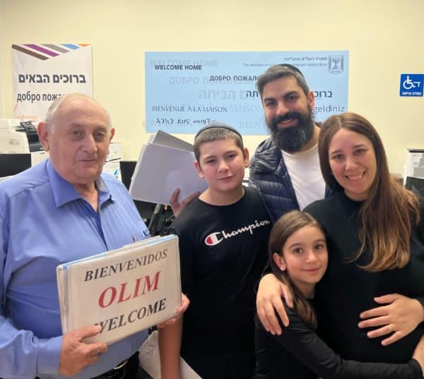 Nahum recibiendo olim en el aeropuerto