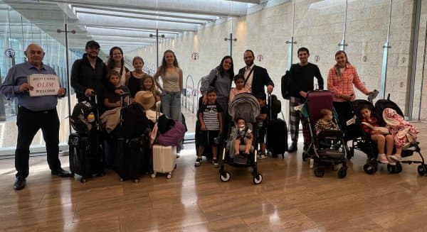 Nahum recibiendo olim en el aeropuerto