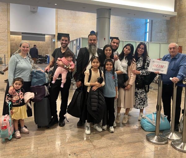 Nahum recibiendo olim en el aeropuerto