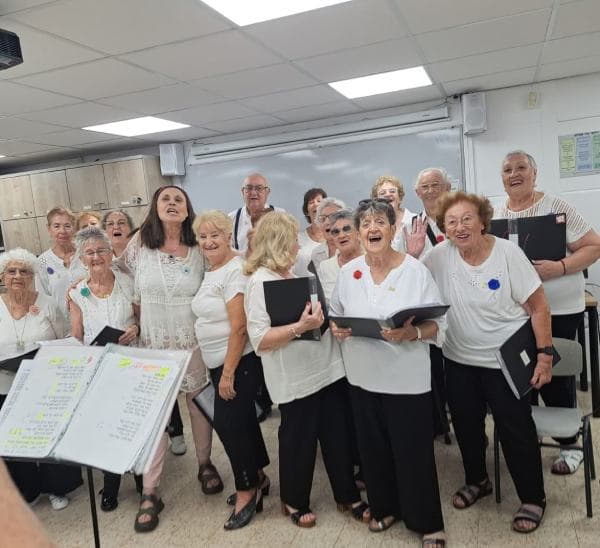 Actuación del coro de la Filial