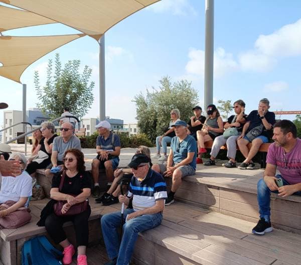 Visitando un nuevo sitio arqueológico en la ciudad