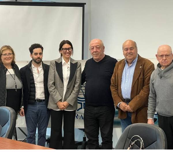 Con el intendente de Kyriat Yam y el consulado argentino realizando tramites consulares